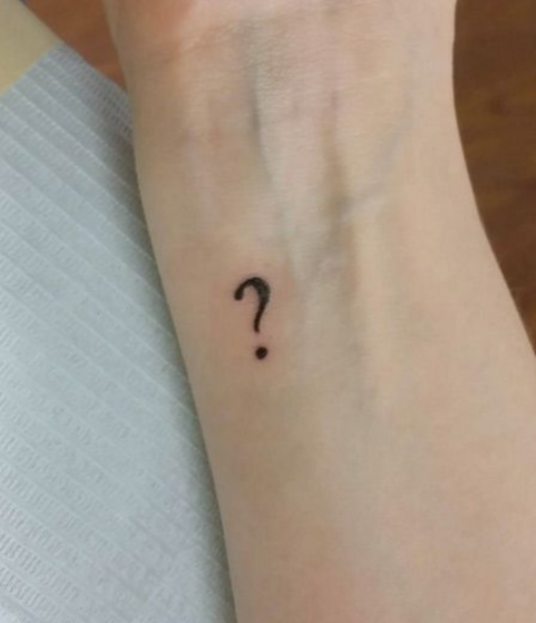 Tanda tanya kecil di pergelangan tangan